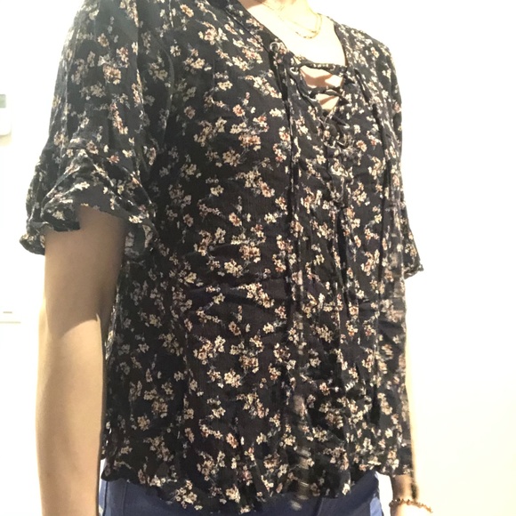 Feminine floral top. - Picture 11 of 12